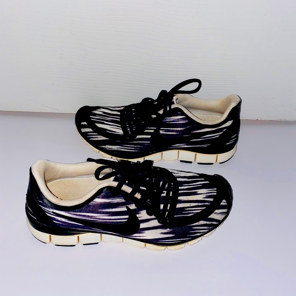 Women’s Nike Running Shoes Sz 8.5 Black & White